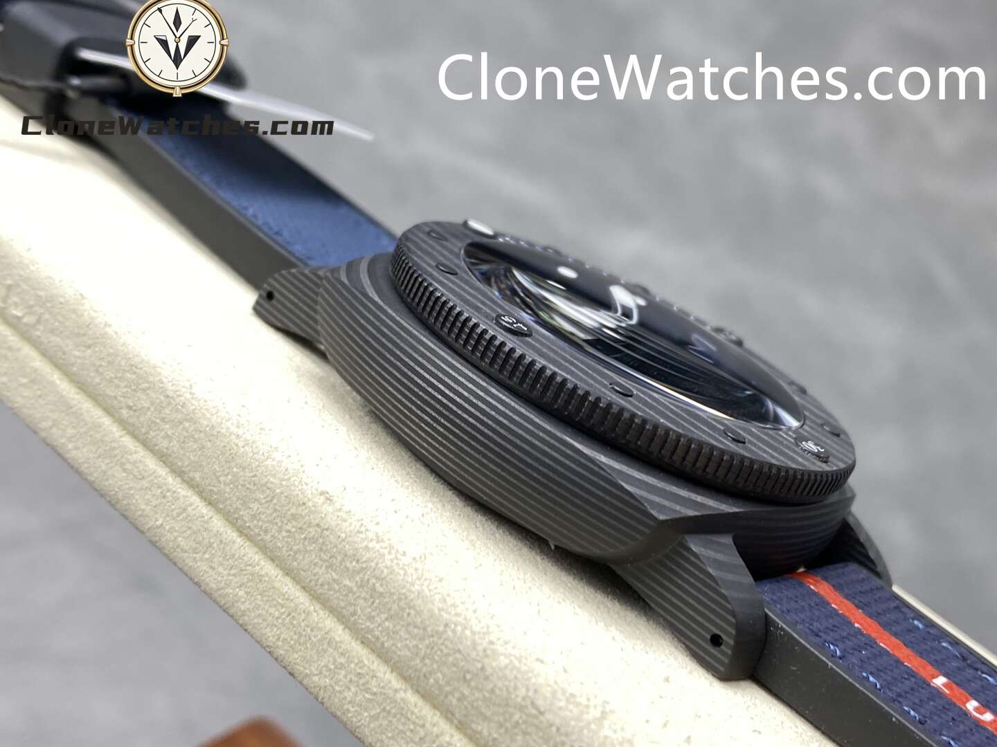 Panerai Super Clone Watches 1:1 Submersible Luna Rossa CarbotechTM PAM01563 Blue Dial