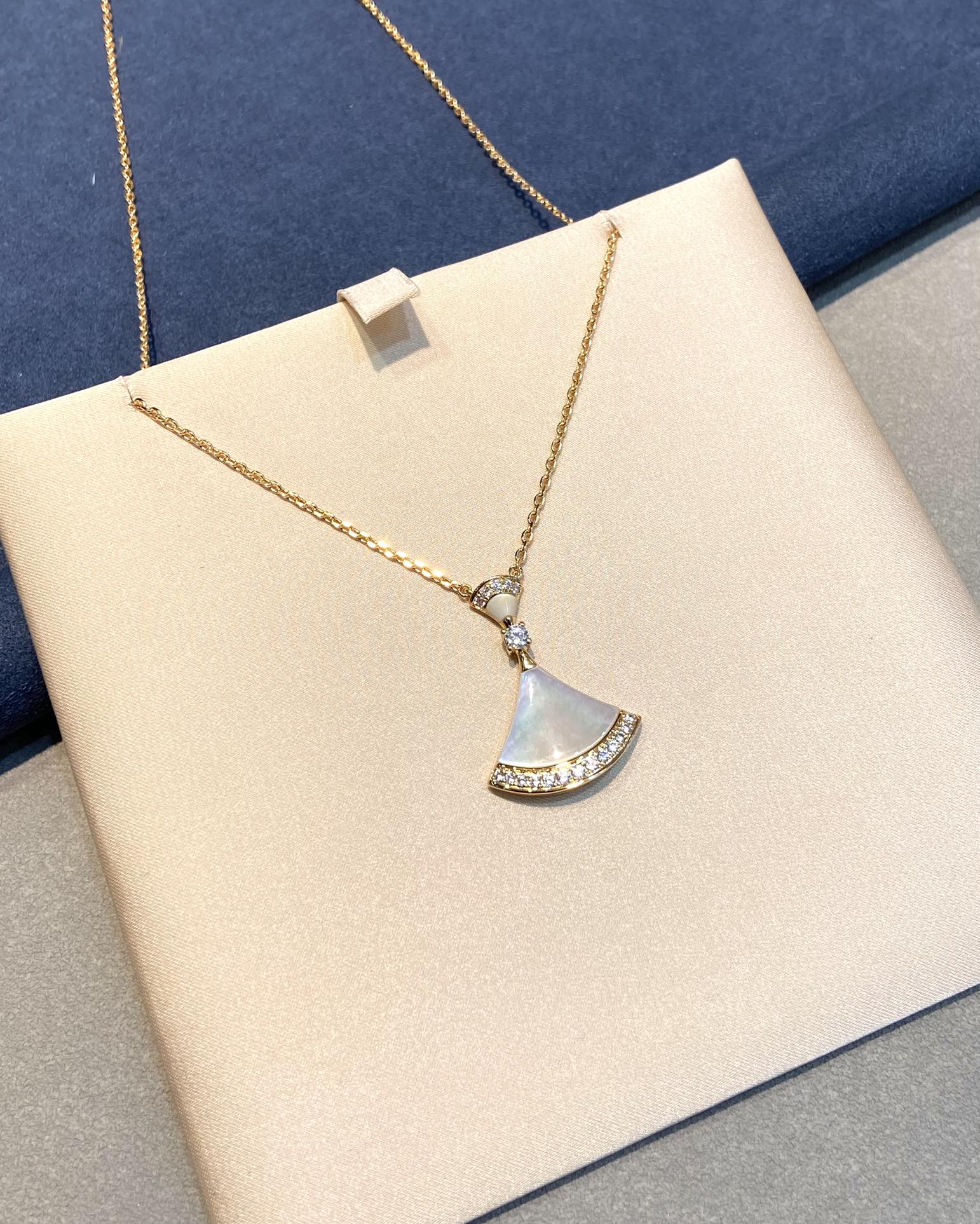 Bulgari Divas'Dream Necklace Series Pearl Fritillaria 18K Rose Gold