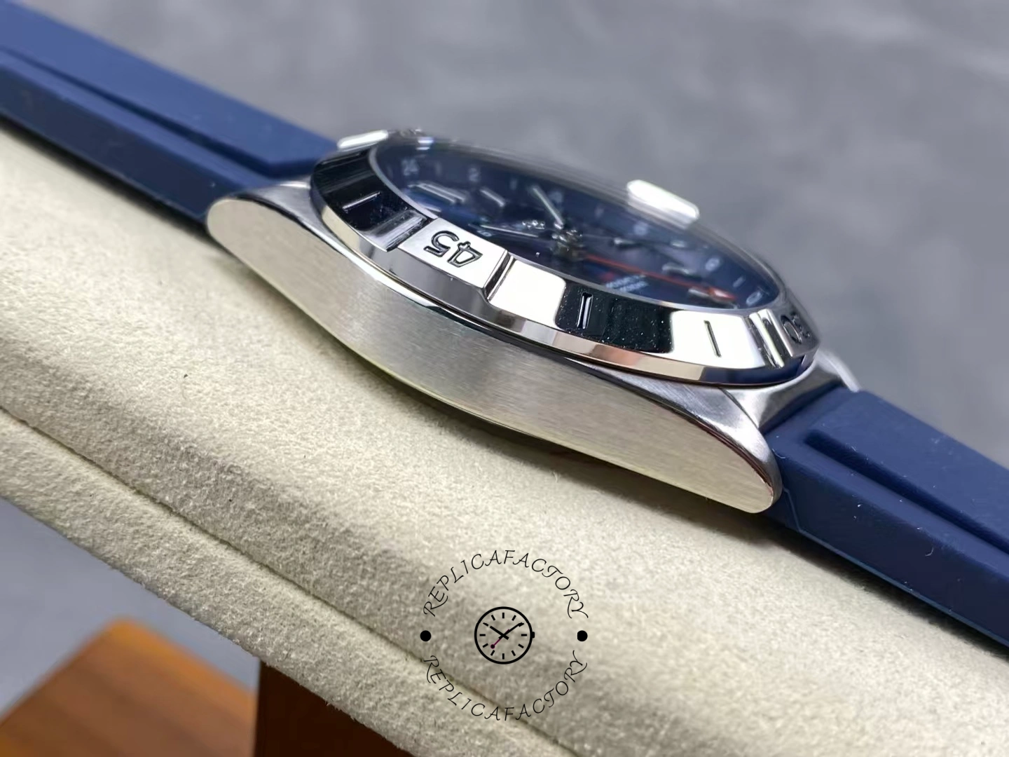 Breitling Chronomat GMT Red Pointer A32398101C1A1 Replica