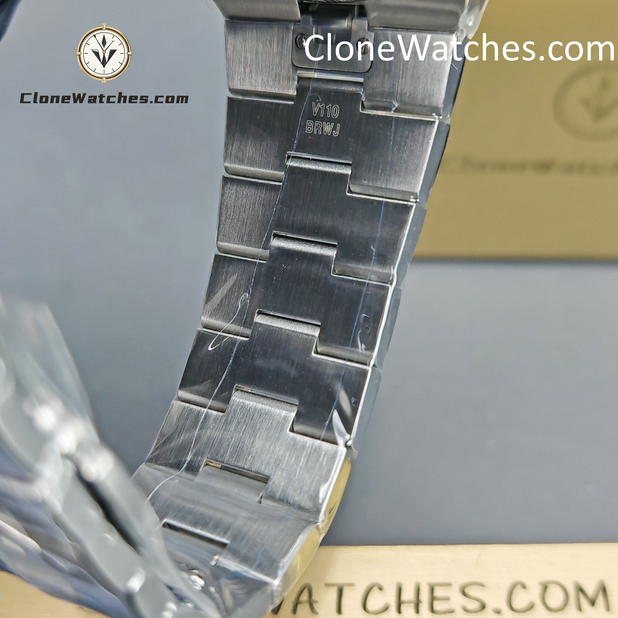Vacheron Constantin Super Clone Watches 1:1 Overseas Perpetual Calendar Ultra-Thin Steel Dial