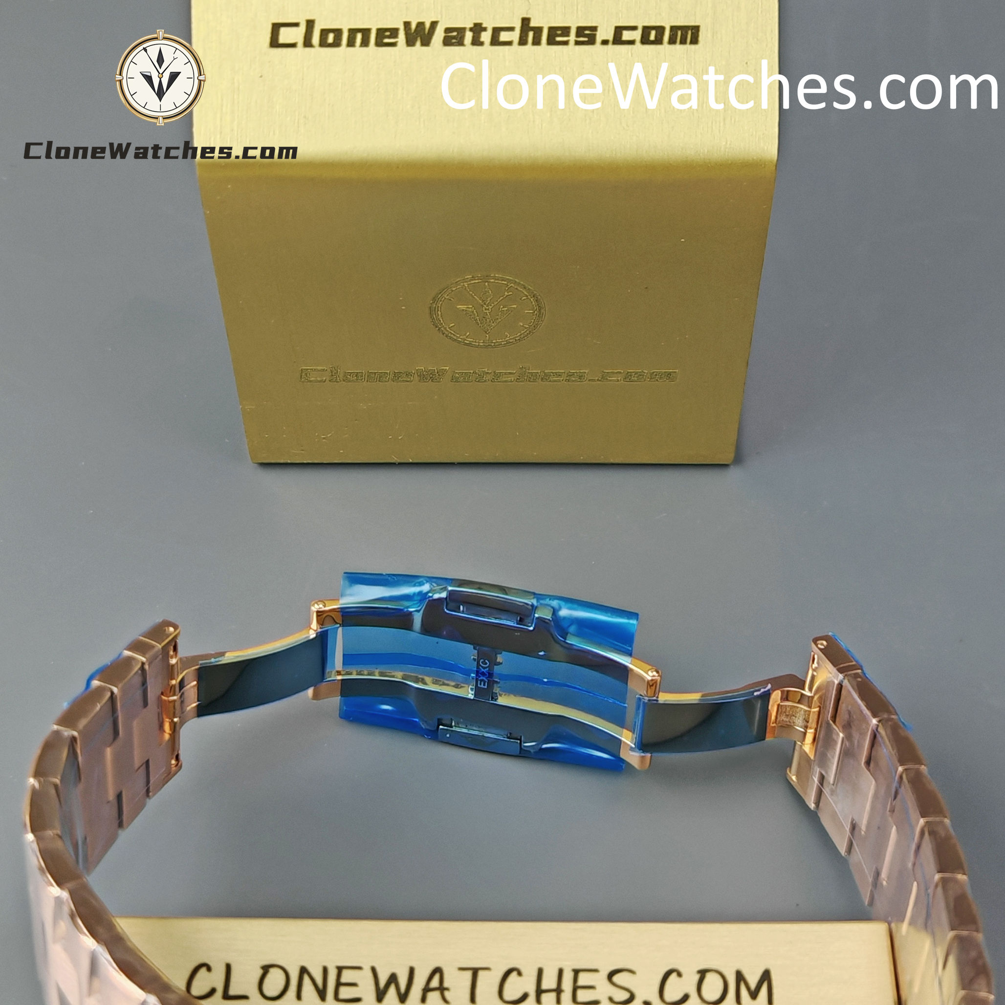 Vacheron Constantin Super Clone Watches 1:1 Overseas perpetual calendar Rose Gold 4300V/220R-B064
