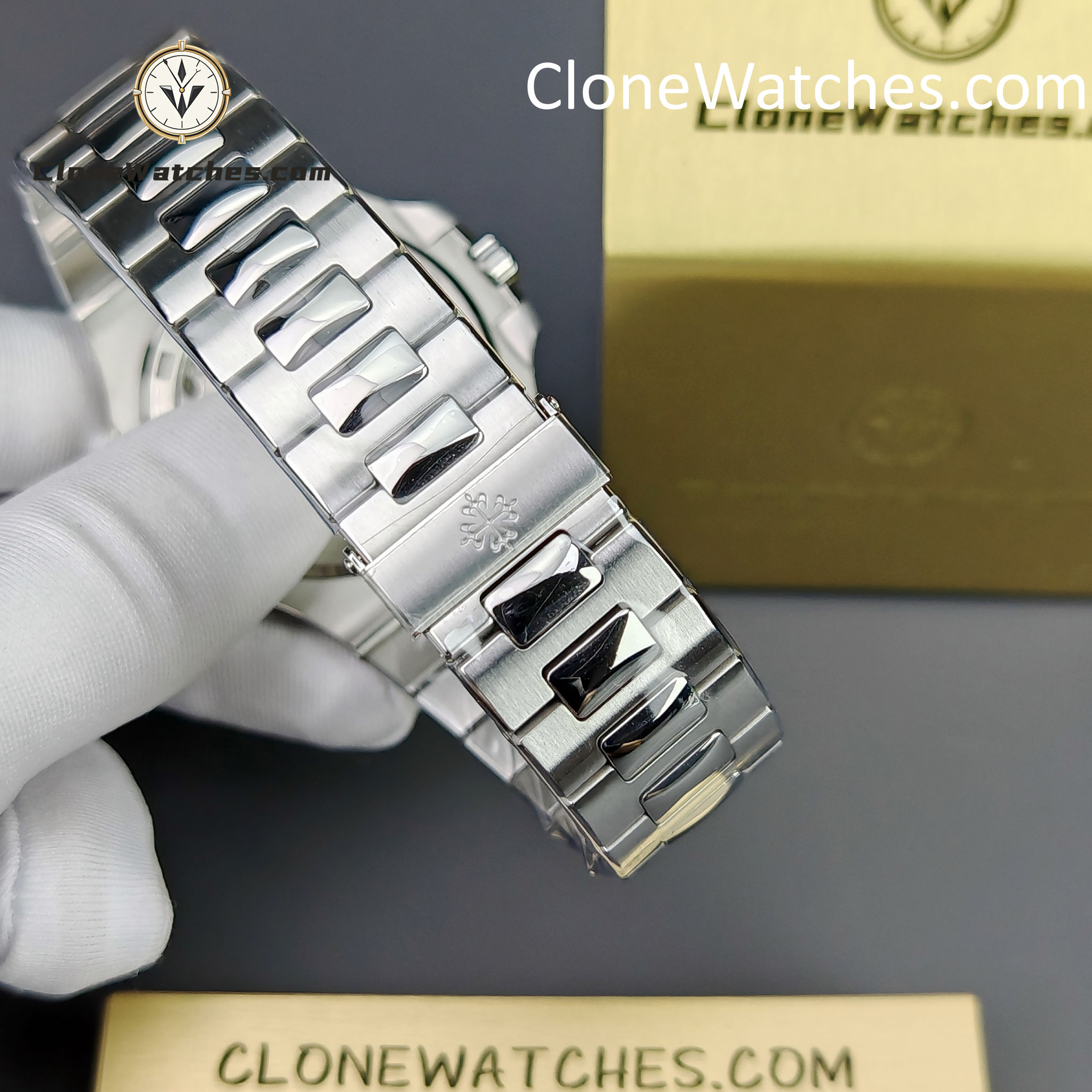 Patek Philippe Super Clone Watches 1:1 Nautilus 5711 Green Dial Diamond Bezel