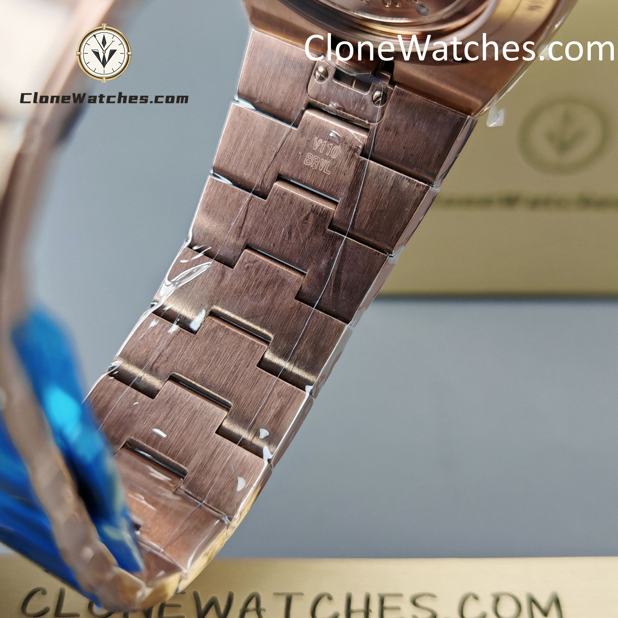 Vacheron Constantin Super Clone Watches 1:1 Overseas perpetual calendar Rose Gold 4300V/220R-B064