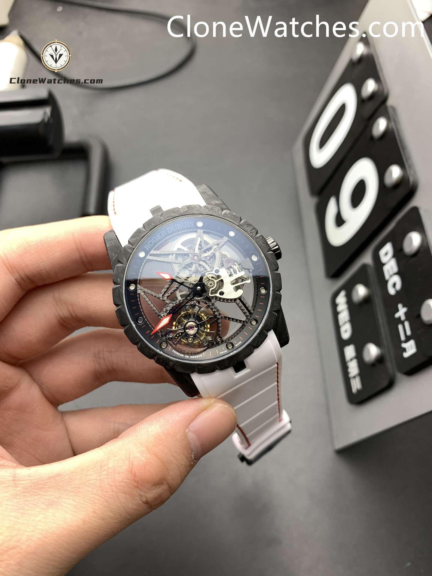Roger Dubuis Super Clone Watches 1:1 Excalibur Carbon Fiber Skeleton Dial DBEX0577 42MM