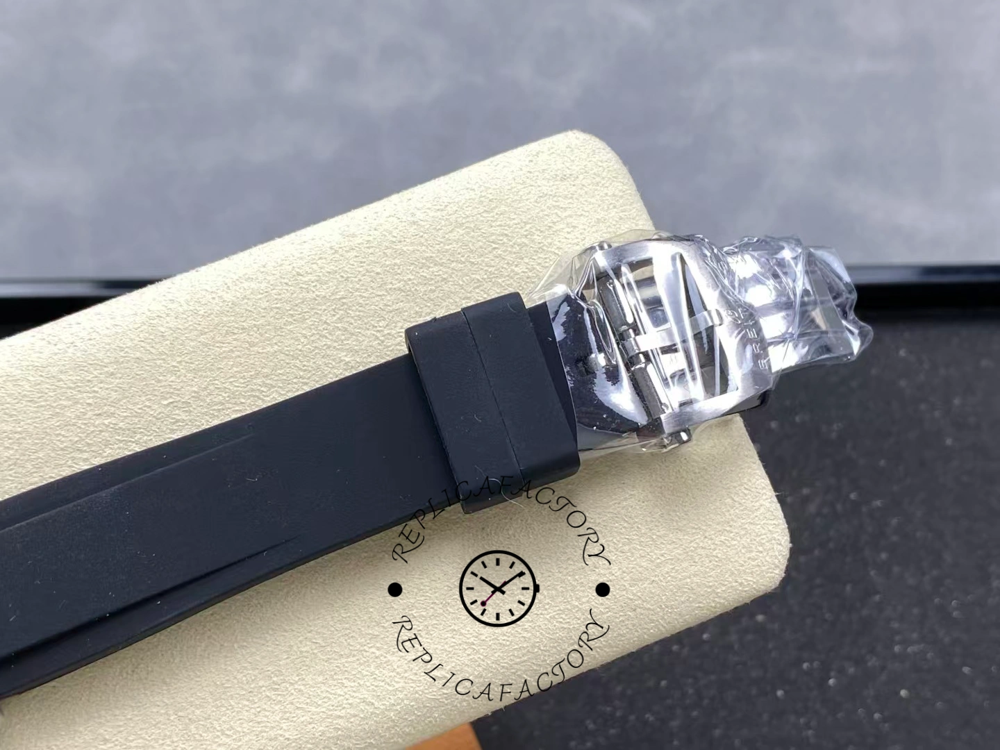 Breitling Chronomat GMT 40mm A32398A11L1A1 Rubber Strap Replica