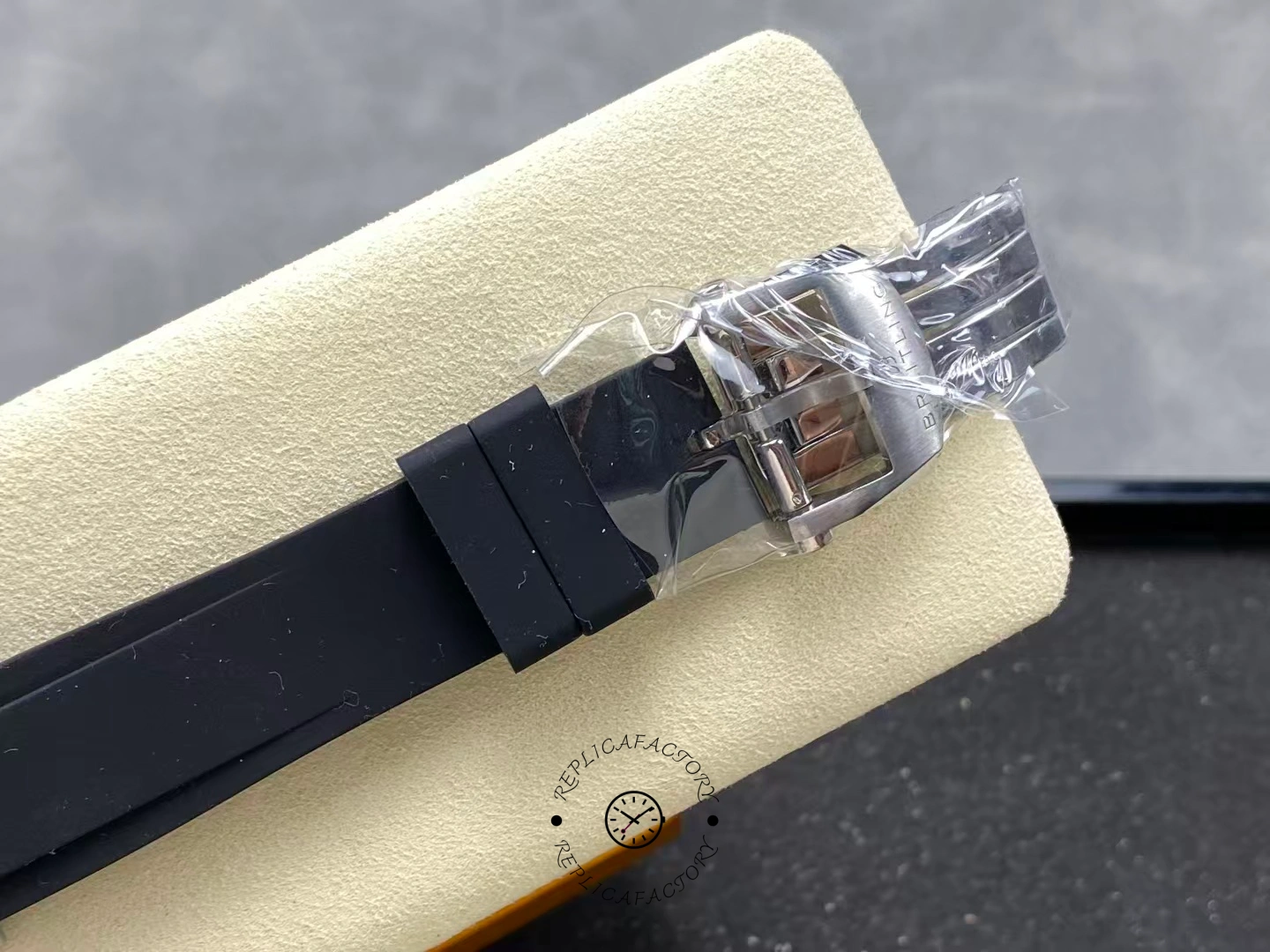 Breitling Chronomat GMT 40mm A32398101L1A1 Rubber Strap Replica