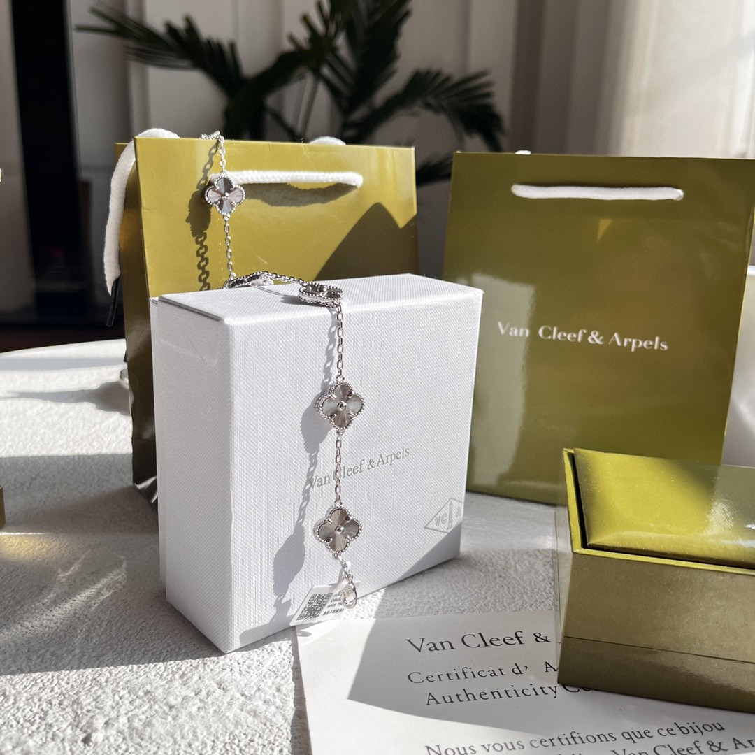 Van Cleef & Arpels Four Leaf Lucky Series 18K Gold Bracelet