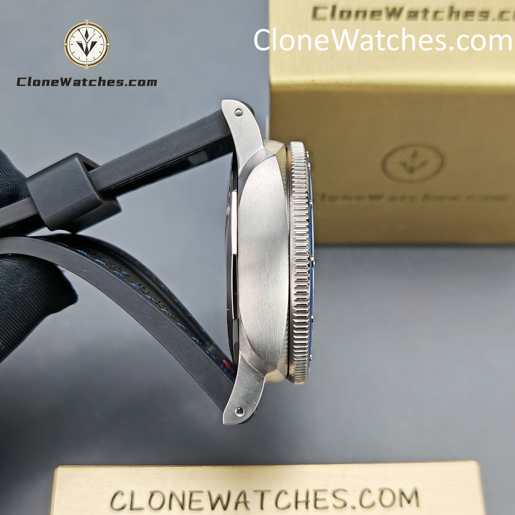 Panerai Super Clone Watches 1:1 Submersible GMT Luna Rossa Titanio PAM01507 42mm