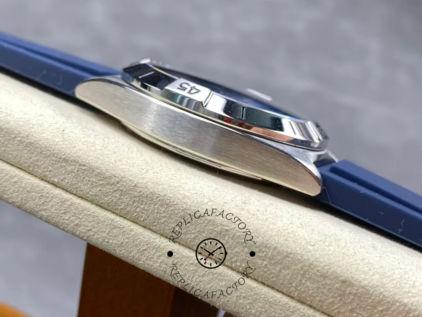 Breitling Chronomat GMT Blue Pointer A32398101C1A1 Replica