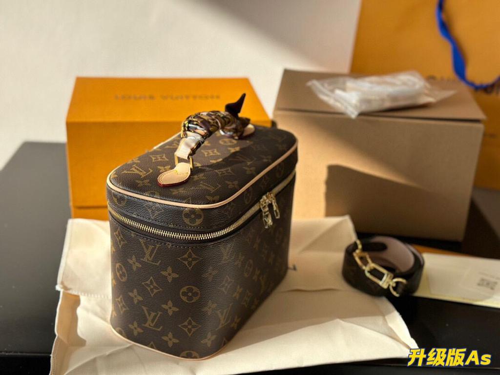 Louis Vuittion vanity bag  Classic / Practical