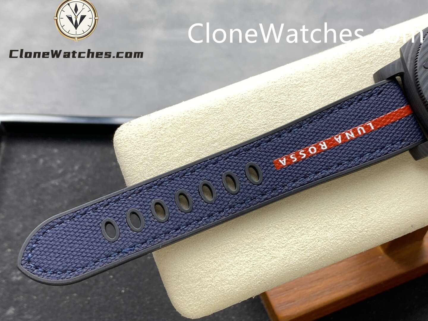 Panerai Super Clone Watches 1:1 Submersible Luna Rossa CarbotechTM PAM01563 Blue Dial