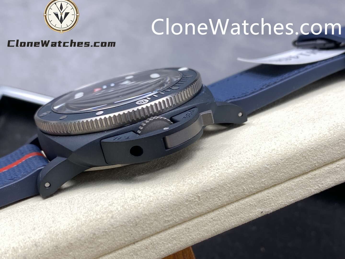 Panerai Super Clone Watches 1:1 Submersible QuarantaQuattro Luna Rossa Ti-CeramitechTM PAM01466 Blue Dial