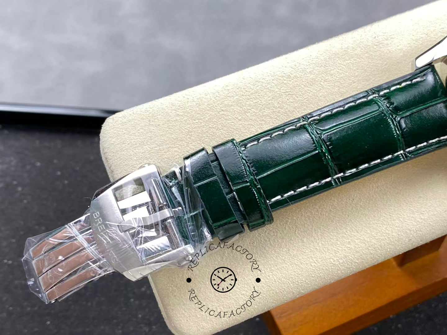 Breitling Navitimer B01 Chronograph AB01382B1L1P1 43mm Green Strap Replica