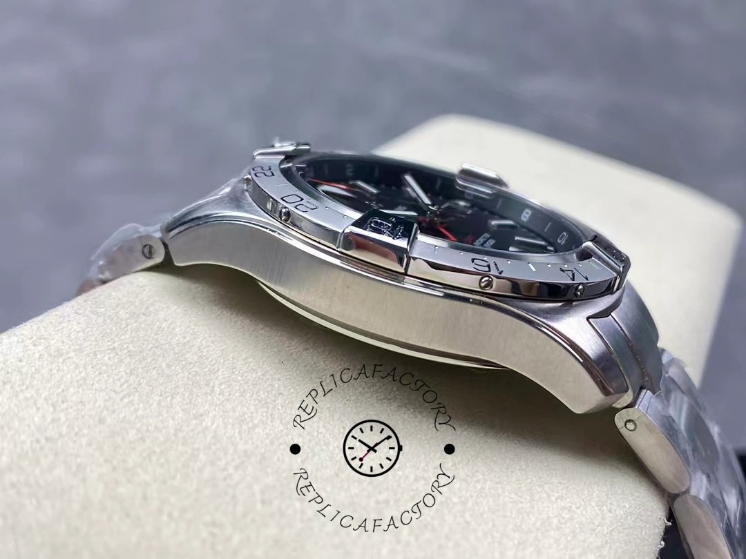 Breitling Avenger GMT 44MM Red Pointer A32320101B1A1 Replica